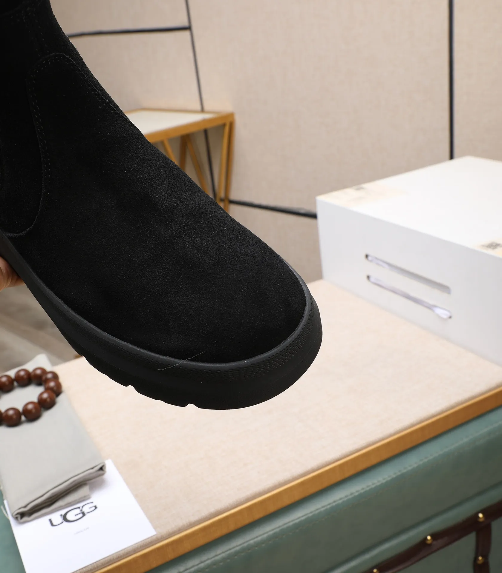 Men's shoes 💰620 Please note the quality of the original order and compare the thickness of the wool 🏮🏮 Popular UGG from Australia's warm luxury brand men's shoes, the official website is synchronized, Beckham men's style..., made of imported top-layer waxed cowhide, waxed toe cap, Australian genuine wool velvet lining Carefully sewn...Imported rubber Martin boots outsole (comfortable, soft and wear-resistant). I really like the quality..Exquisite workmanship. You can't put it down at first sight. Size 39-44